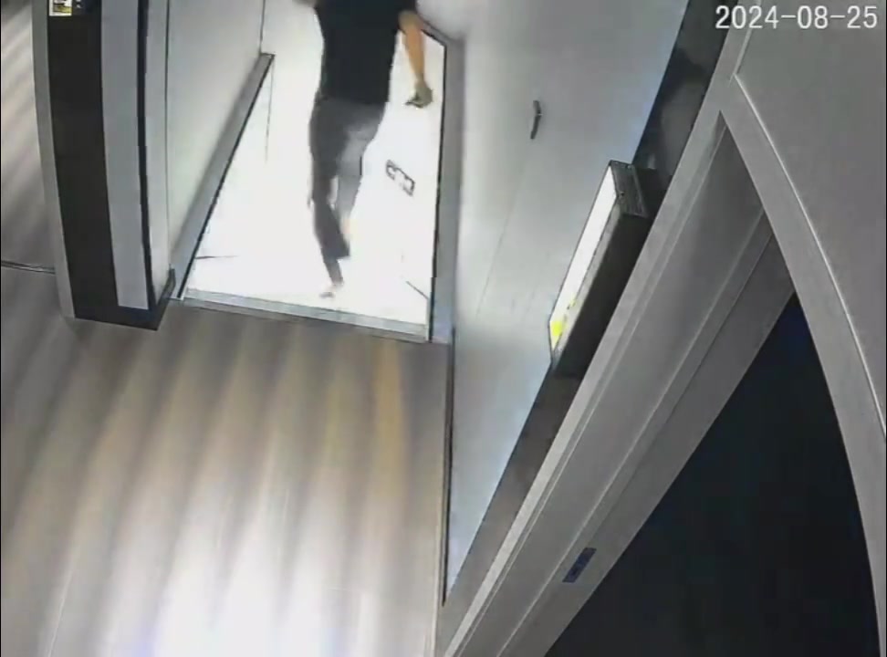 这下楼梯的方式听欢快的，但是摔得挺惨的