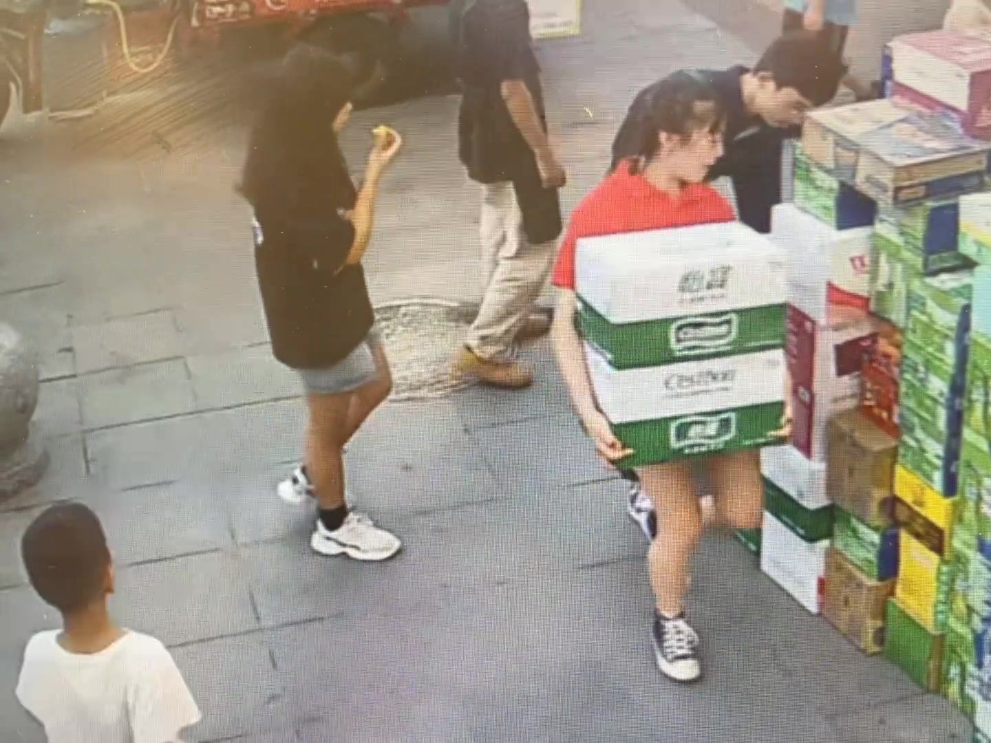 男生睿智的小眼神转了又转：我竟然还不如一个女的