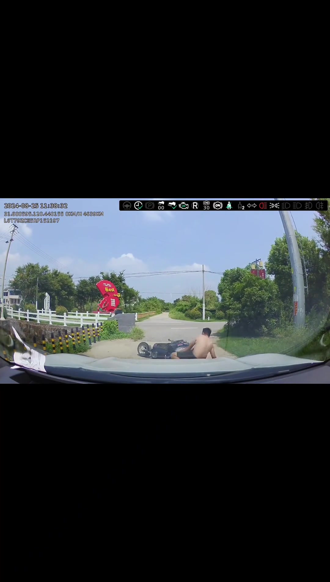 第二天就派人来把这转弯口树全砍掉了！