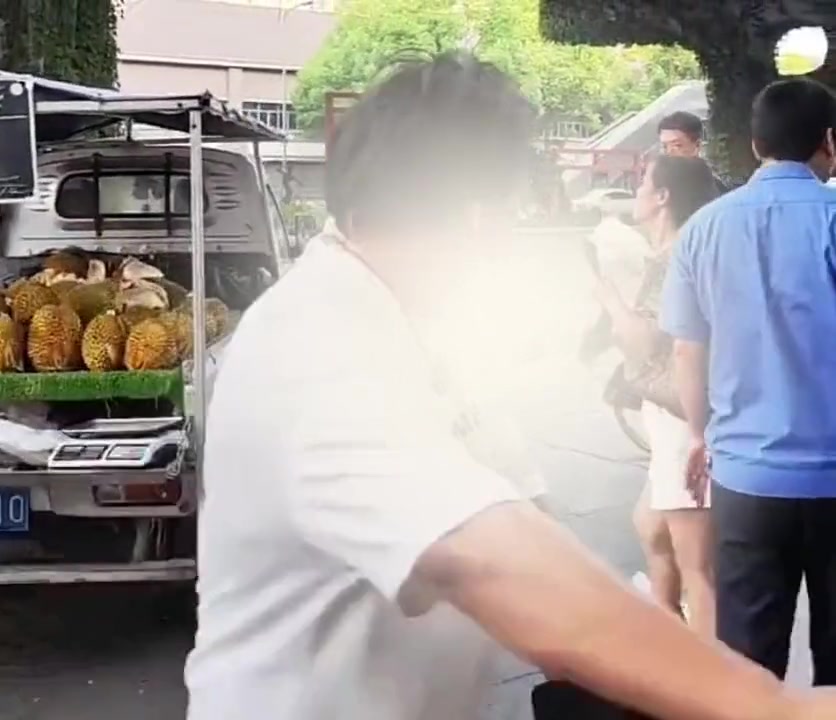 大爷和女子互殴！旁边就没人拉一下吗