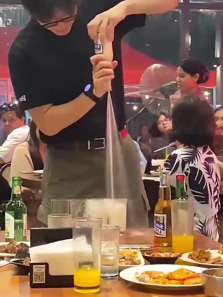 他这么做是想表达什么