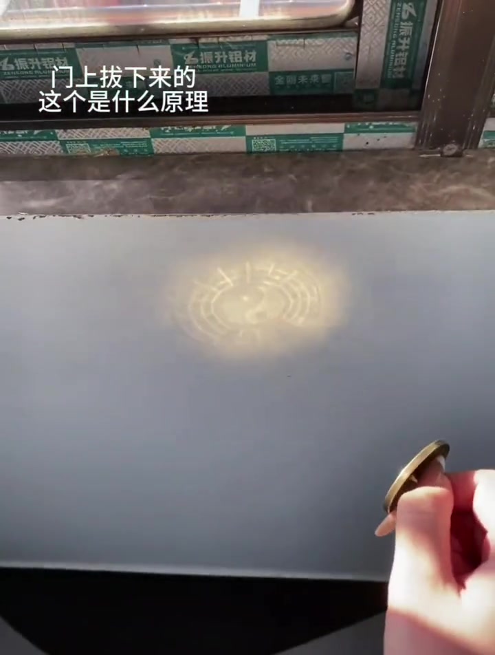 门上拔下来的，咋回事啊有没有吧友帮忙看看