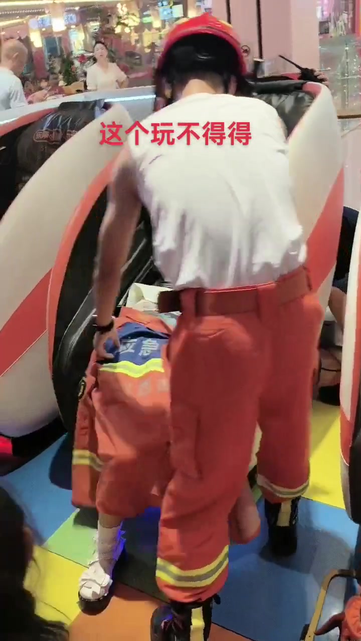 妹子是被按摩椅卡住了吗