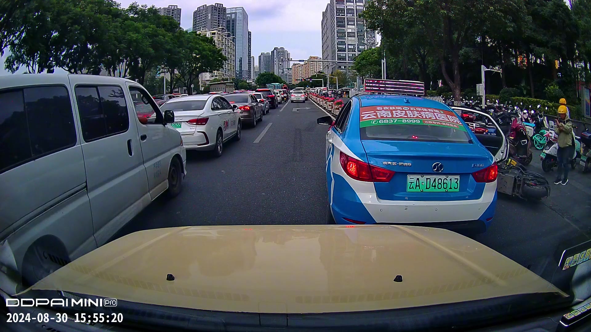 开门杀！这个算乘客的还是出租车的