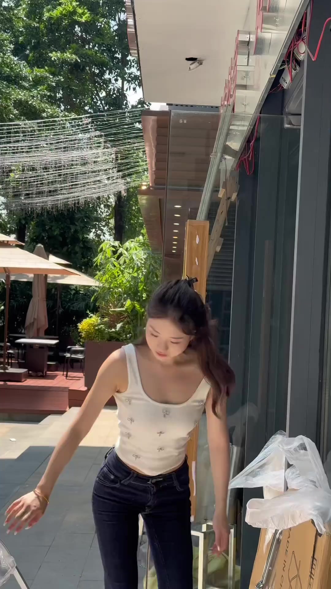 她搞个直播需要搬这么多东西啊