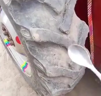 这是什么上古时代的轮胎啊都化成灰了要