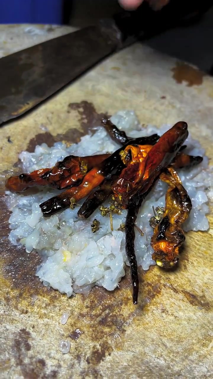 西双版纳特色虾剁生，蘸毛肚吃太爽了