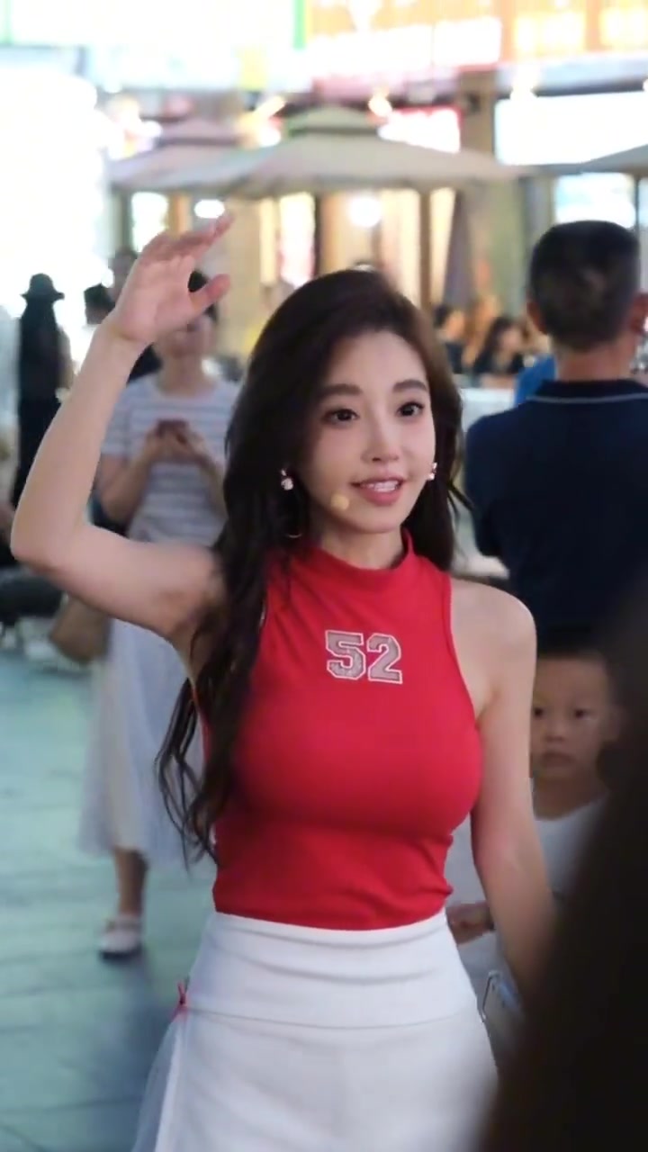 没有滤镜下拍的冯提莫的腿，可以说很真实了...