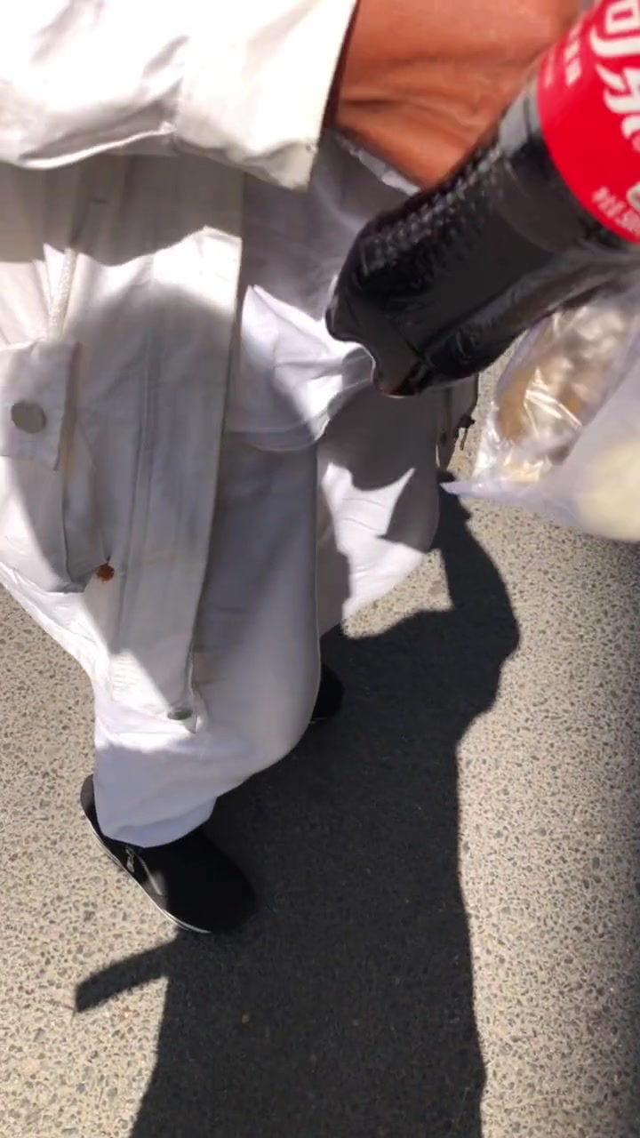 买个鸡架路上被一个女人抢走了，她说她饿了！