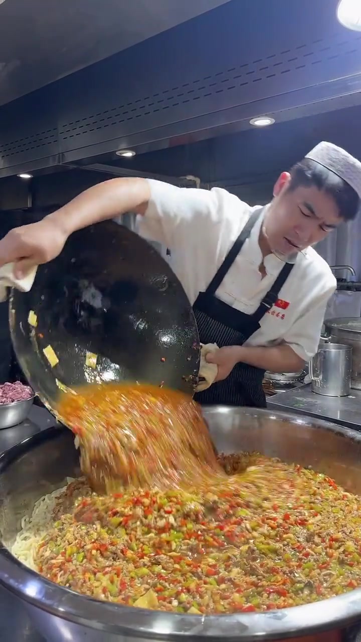 做这么大锅的员工餐，居然不抖料，真的牛逼！