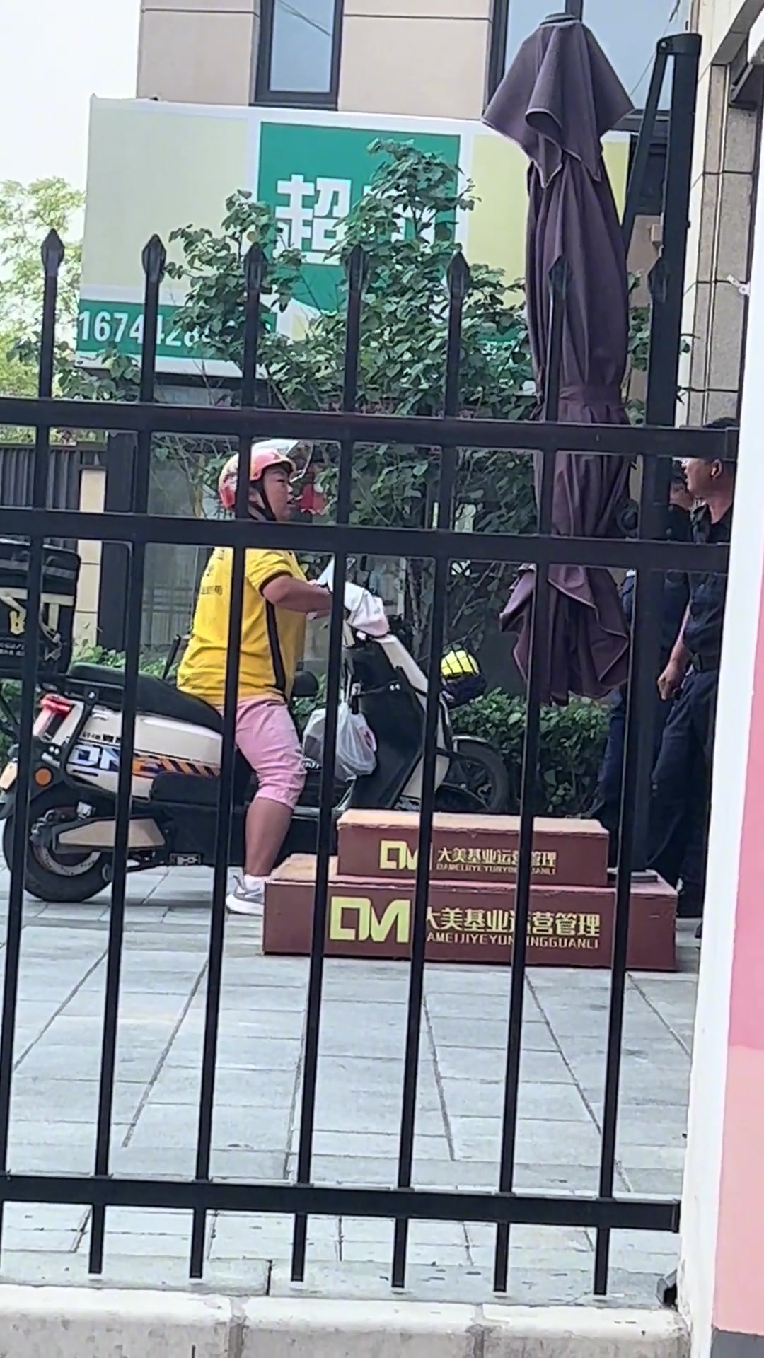 为什么保安总是不让外卖员进门啊