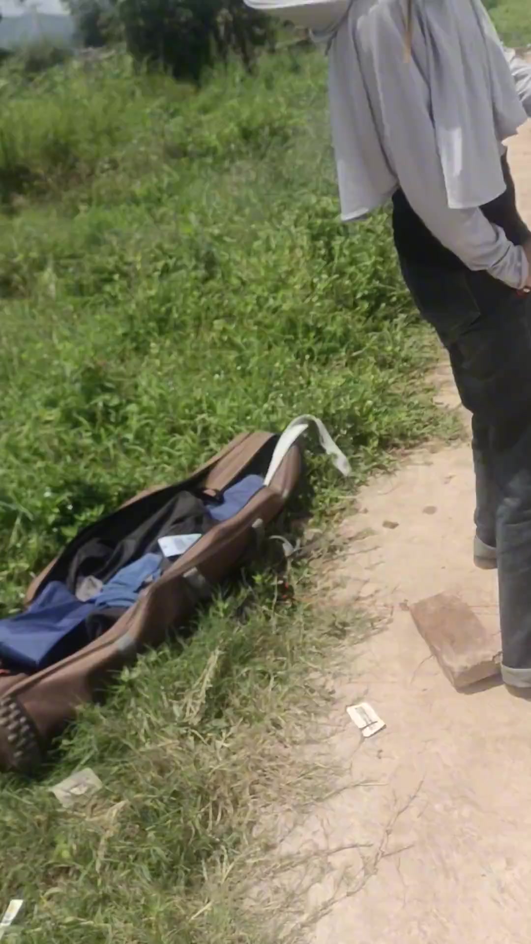 她是想往上举的，但是举不起来！