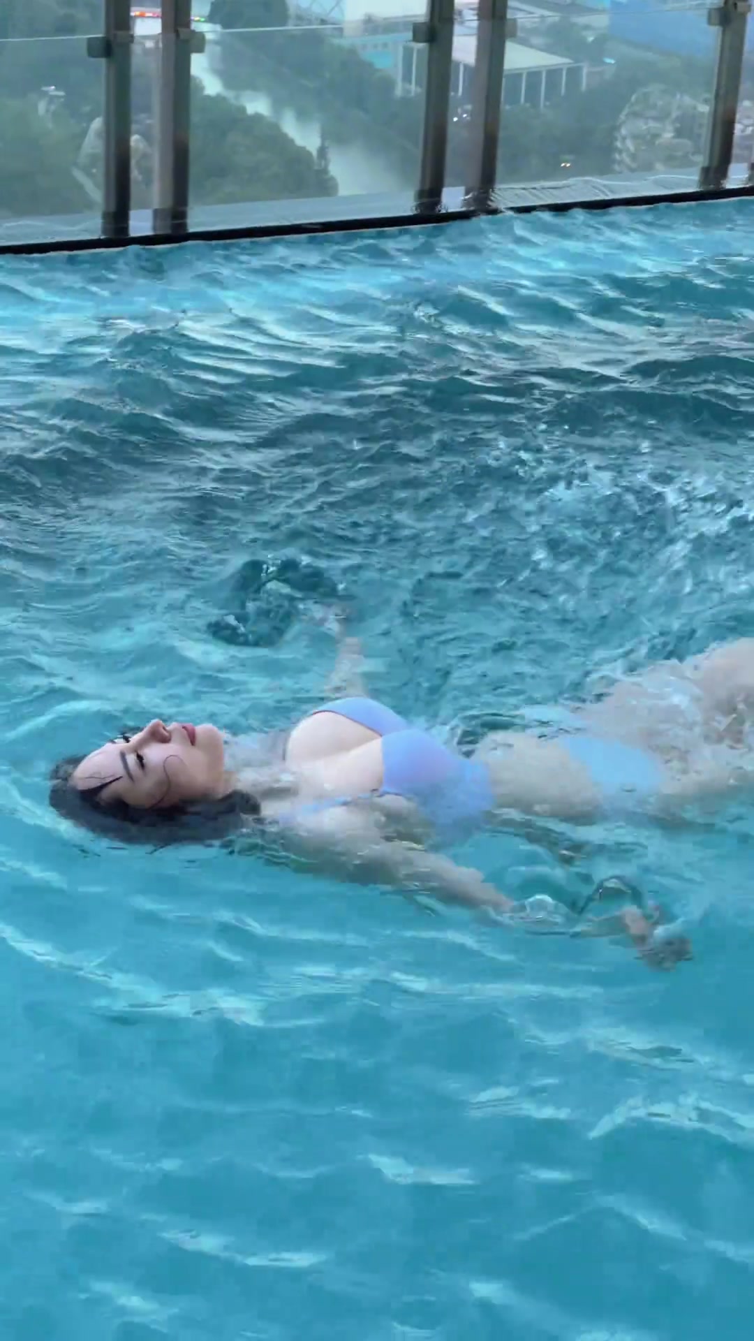 这个仰泳姿势，我还是头一次见...