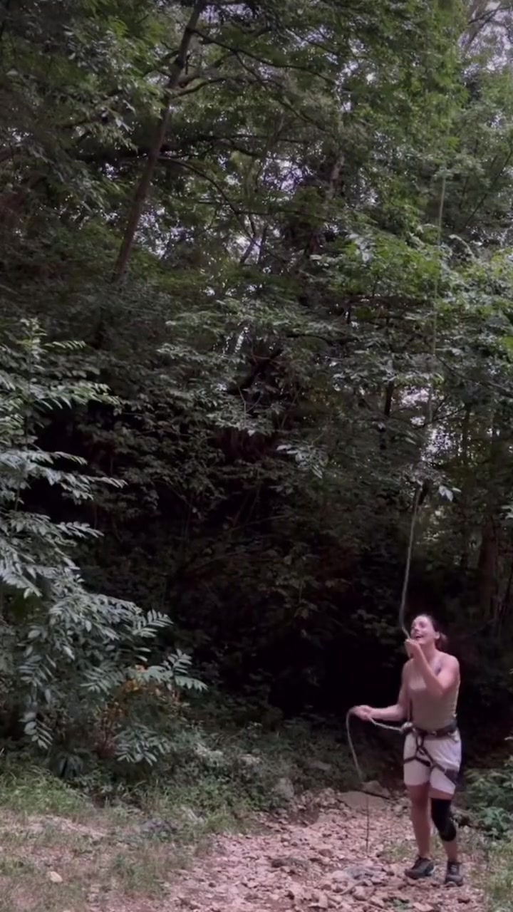 才一瞬间，她人就没了...