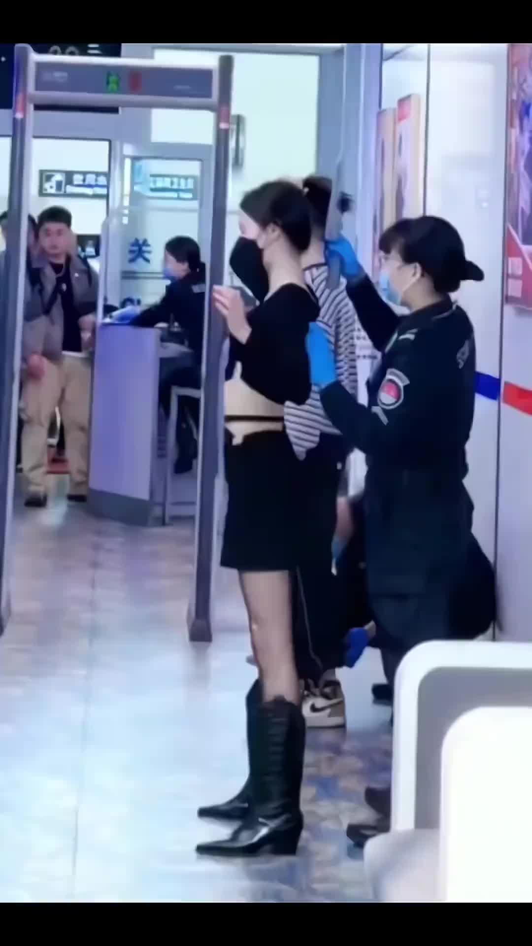 她这个安检过的...看呆了所有路人