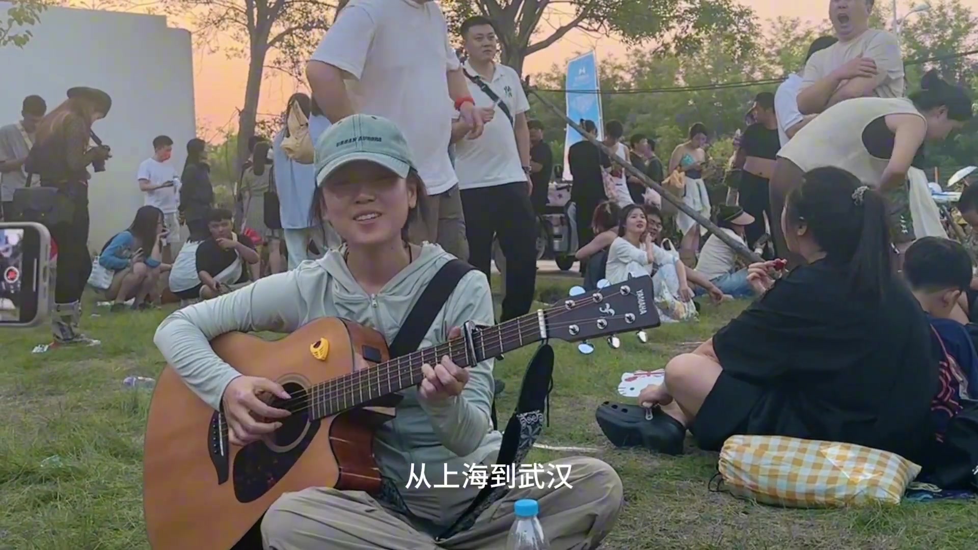 一把吉他一个人！民谣就是得这么唱才有感觉