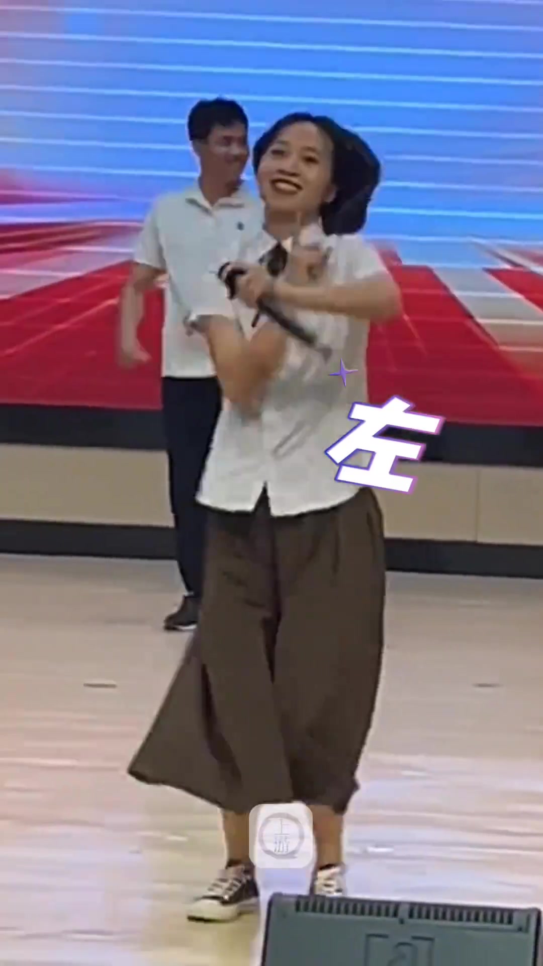 庆祝开学第十天女老师C位卖力唱跳网友：上两月班就老实了