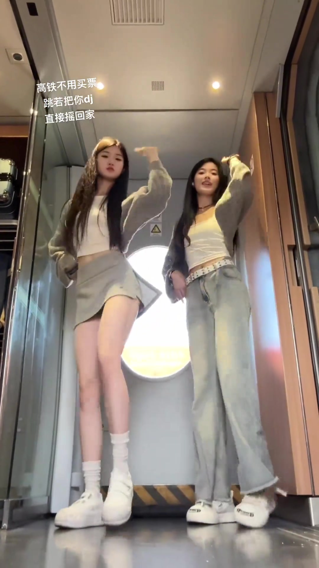 没想到高铁买到站票还能这样玩