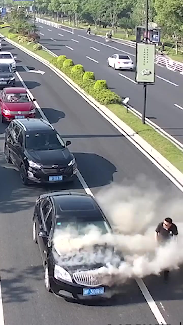 黑色轿车行驶途中突然自燃！