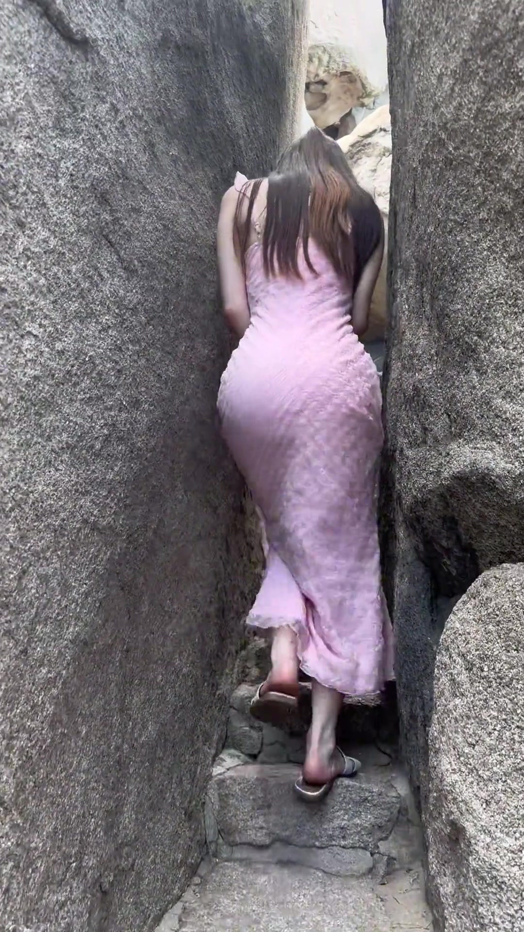 真有人穿拖鞋爬山啊