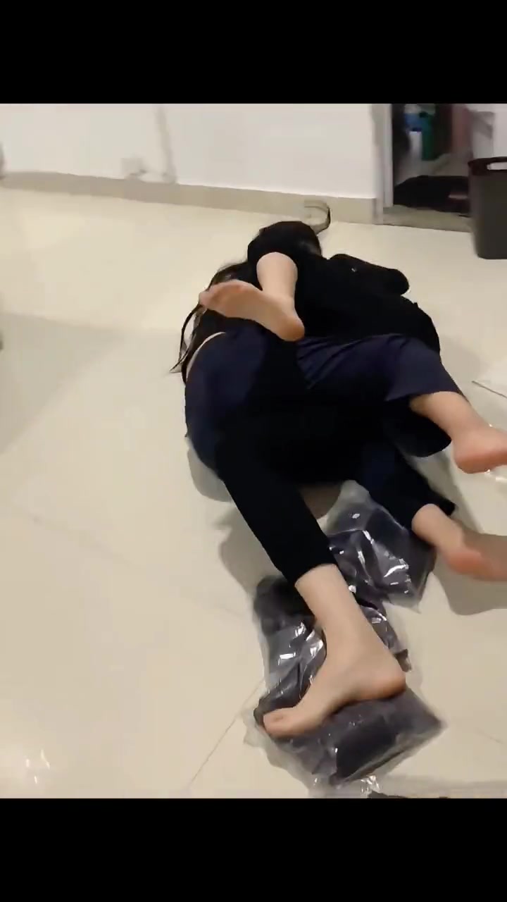 女生打架都是这样相互缠绕的吗