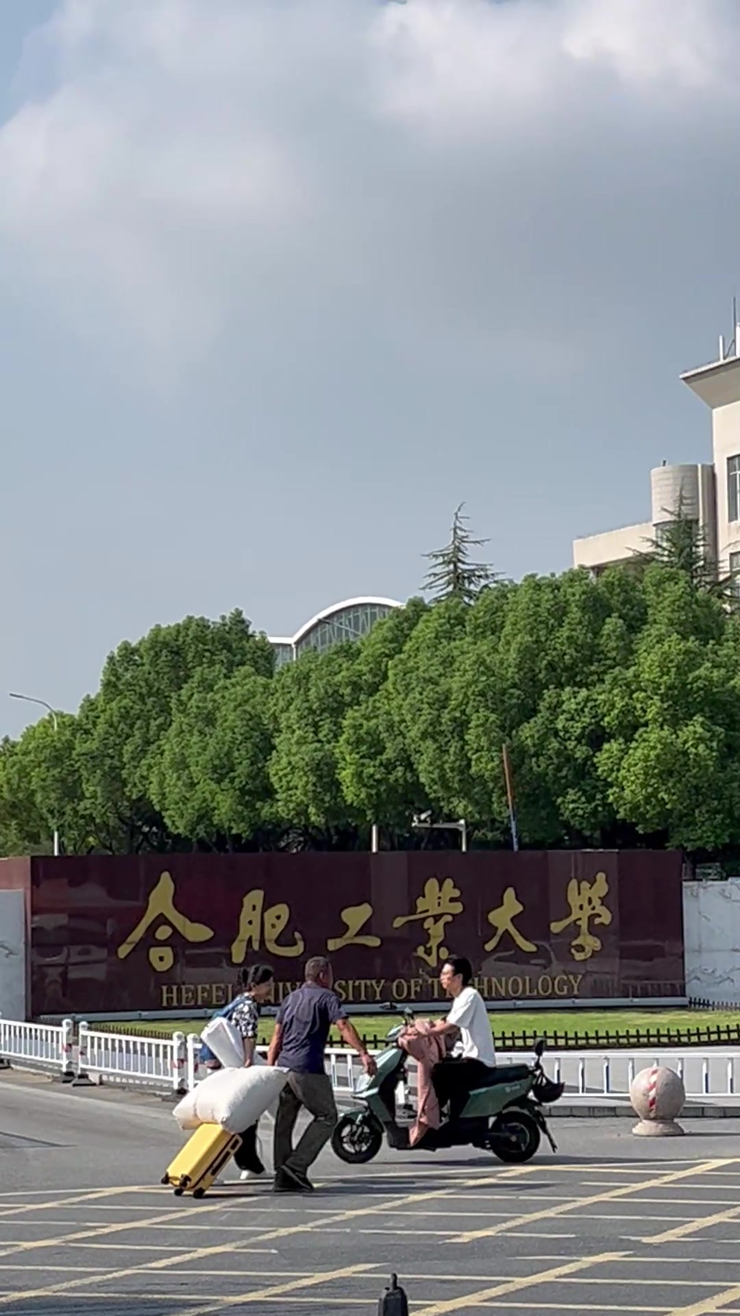 最重的行李永远在父母的肩上