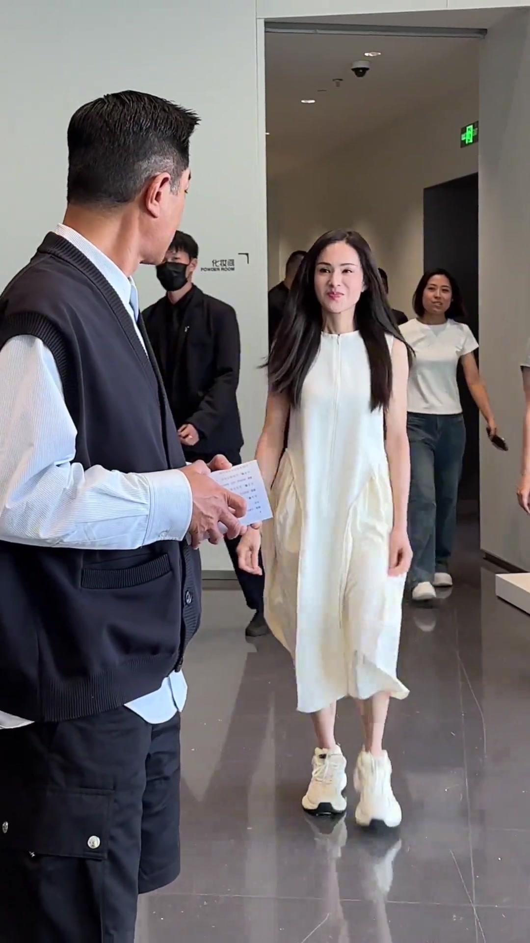 29年后，杨过回头身后依旧是姑姑