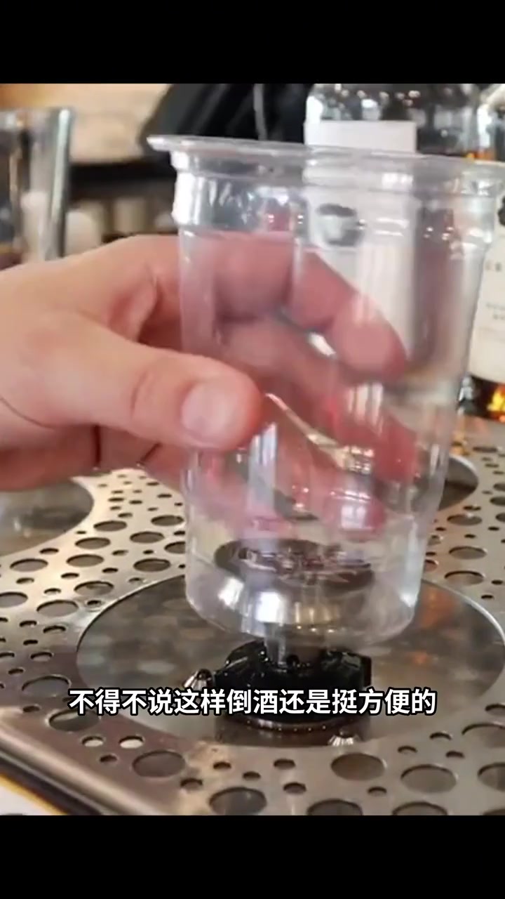 黑科技啤酒杯，从下往上倒酒！