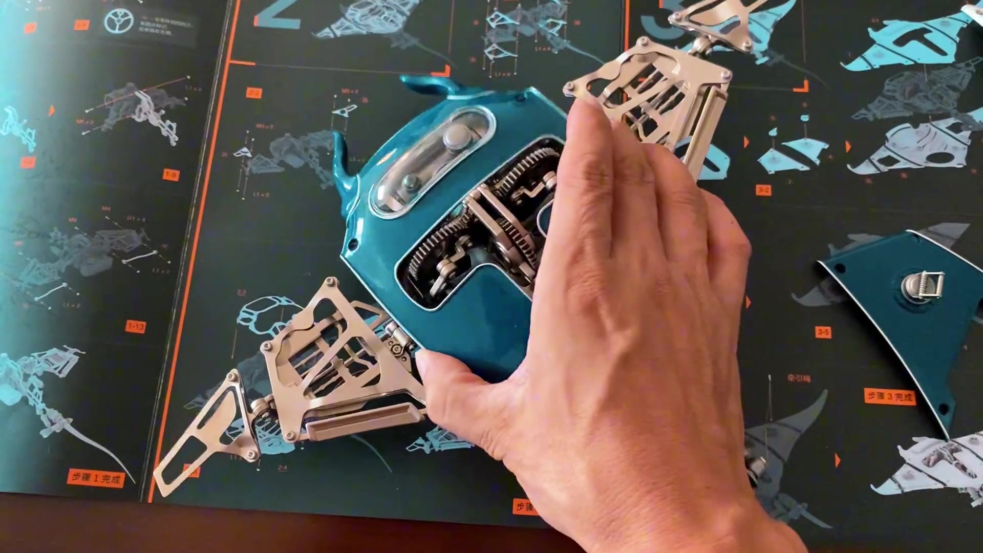 300个零部件组装成的机械鱼可以连续飞行10万米