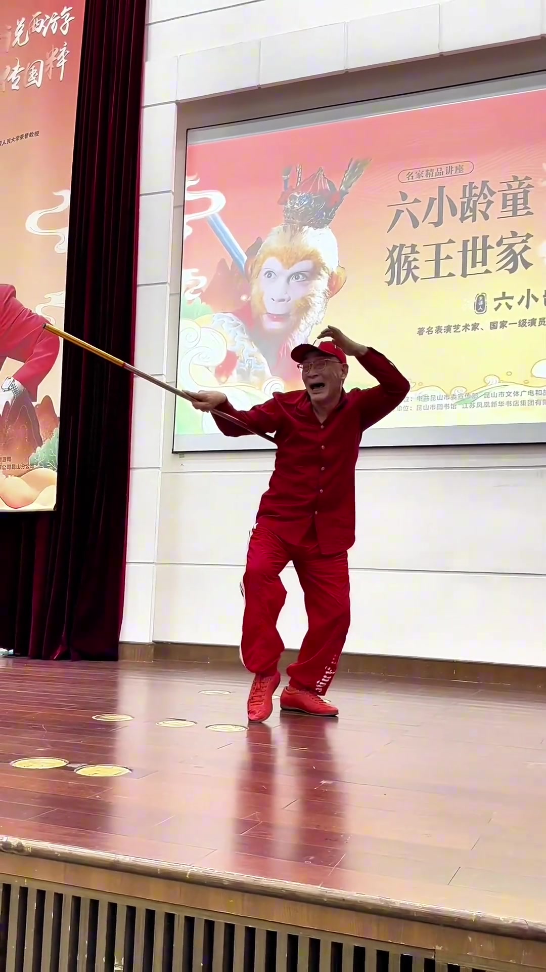 65岁的六小龄童刷起金箍棒还是那么游刃有余