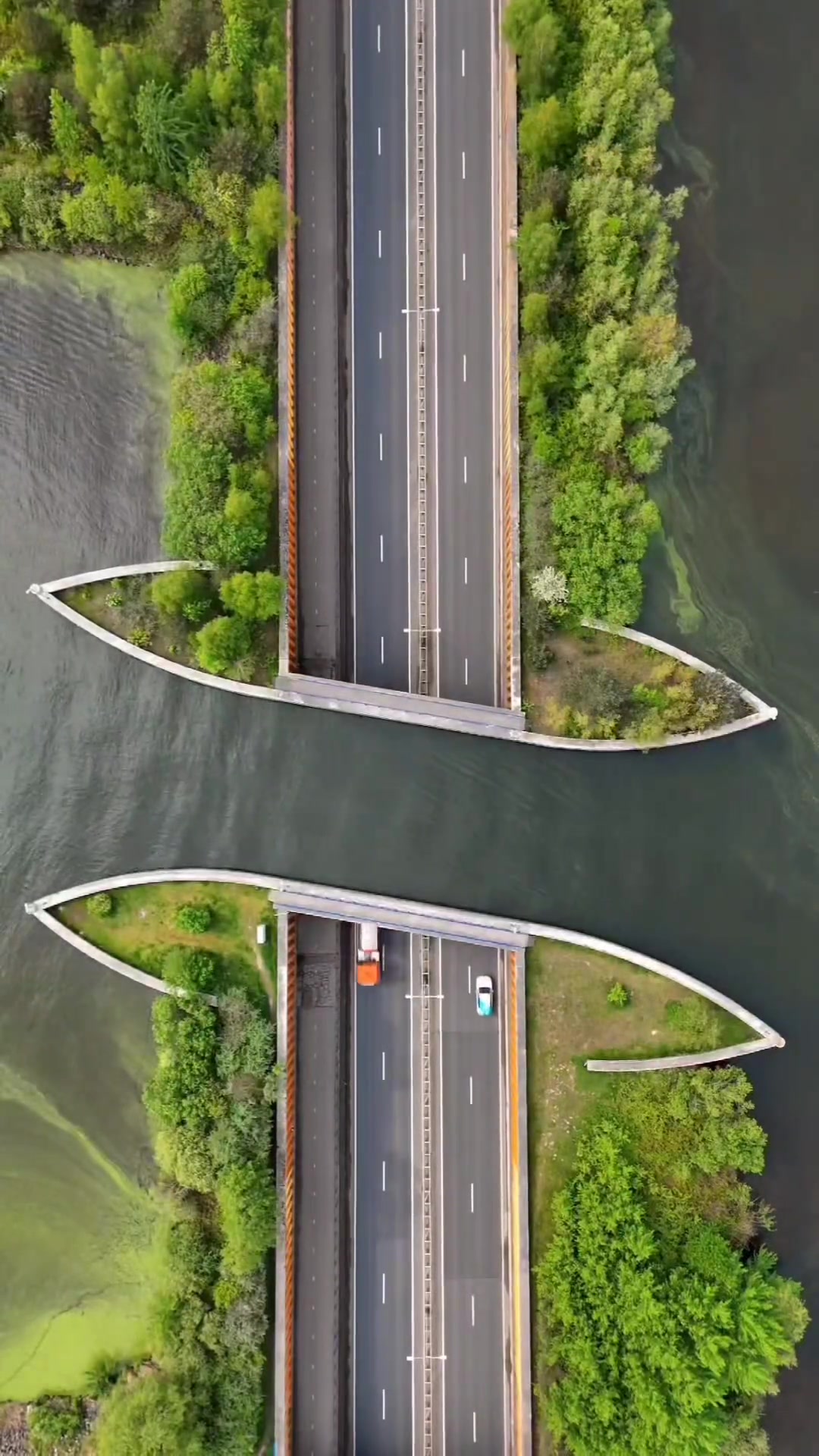 世界上最独特的桥梁之一，水在桥上流，车在水下走