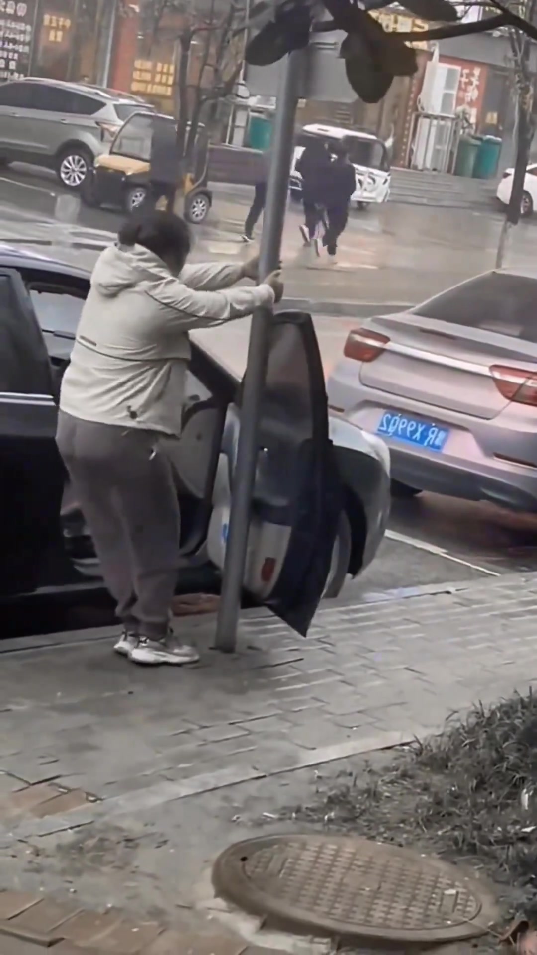 这真是跟这根铁柱子杠上了