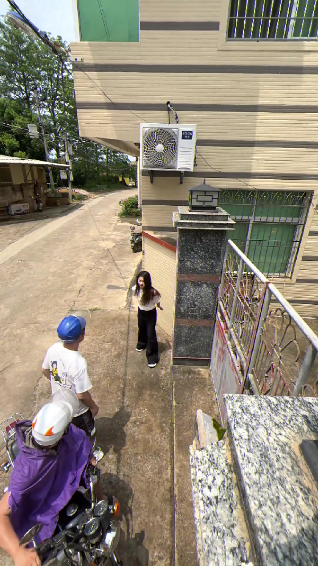 我就回个家而已，怎么女孩都很怕我的样子