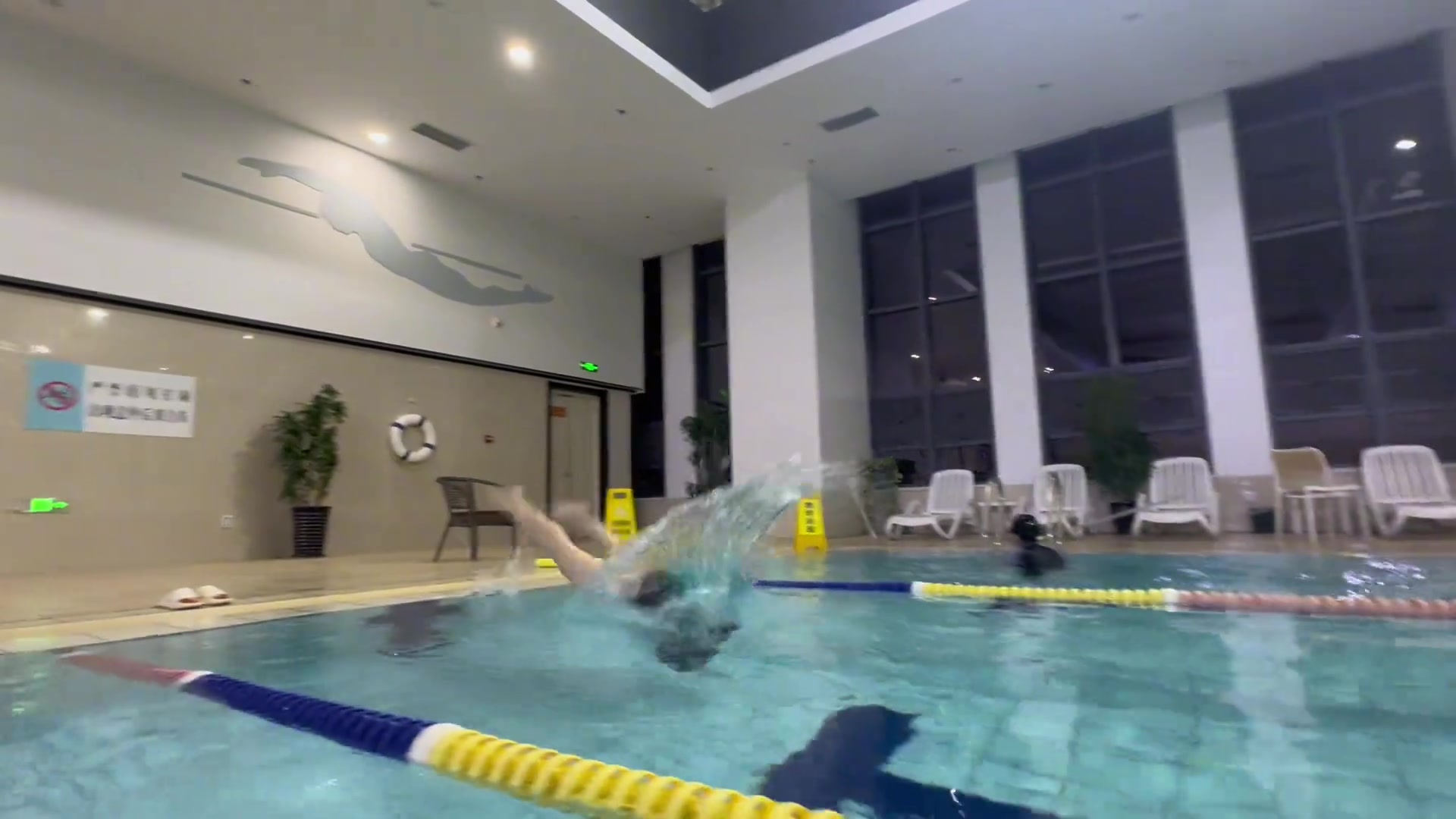 上岸后大喊：告诉俺娘俺不是孬种