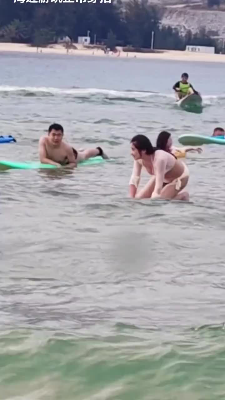 别人是冲浪，她是坐船啊...