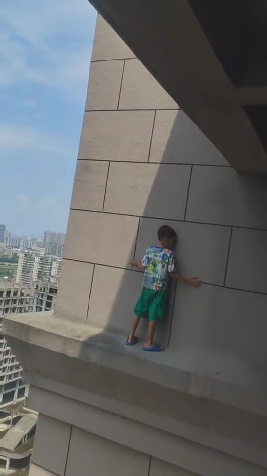 现在的孩子胆子真大，隔着屏幕都感觉到我的脚在发软！！！