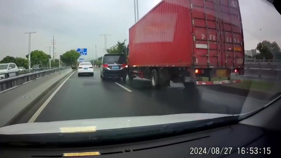 这是一点都不把货车放眼里呢！