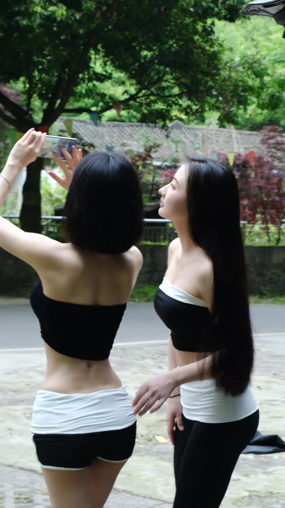 小蛮腰可不能乱摸，因为怕痒...