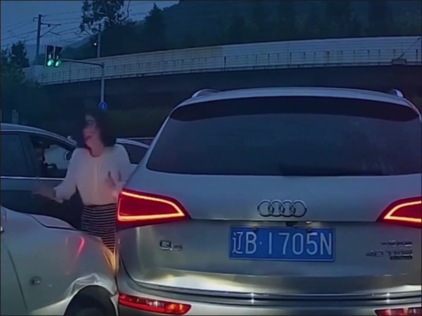 看得出来她是真的慌了