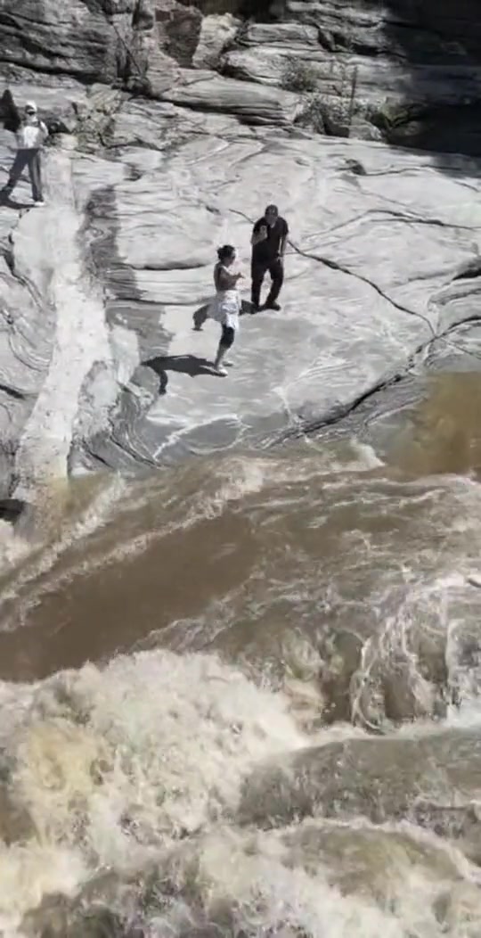 这大妈是在干嘛！作大死啊！