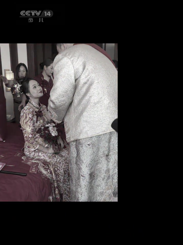 新娘的眼神很是嫌弃！