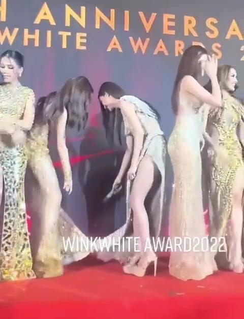 你是没有手吗这裙子粘上都要叫别人帮扯