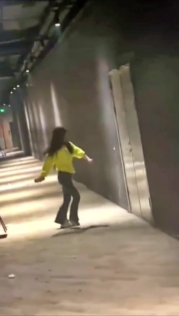 怎么回事，自己把自己踹倒了