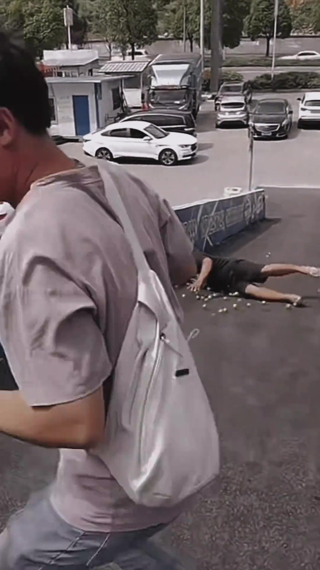 他转身就走，像是下定了某种决心