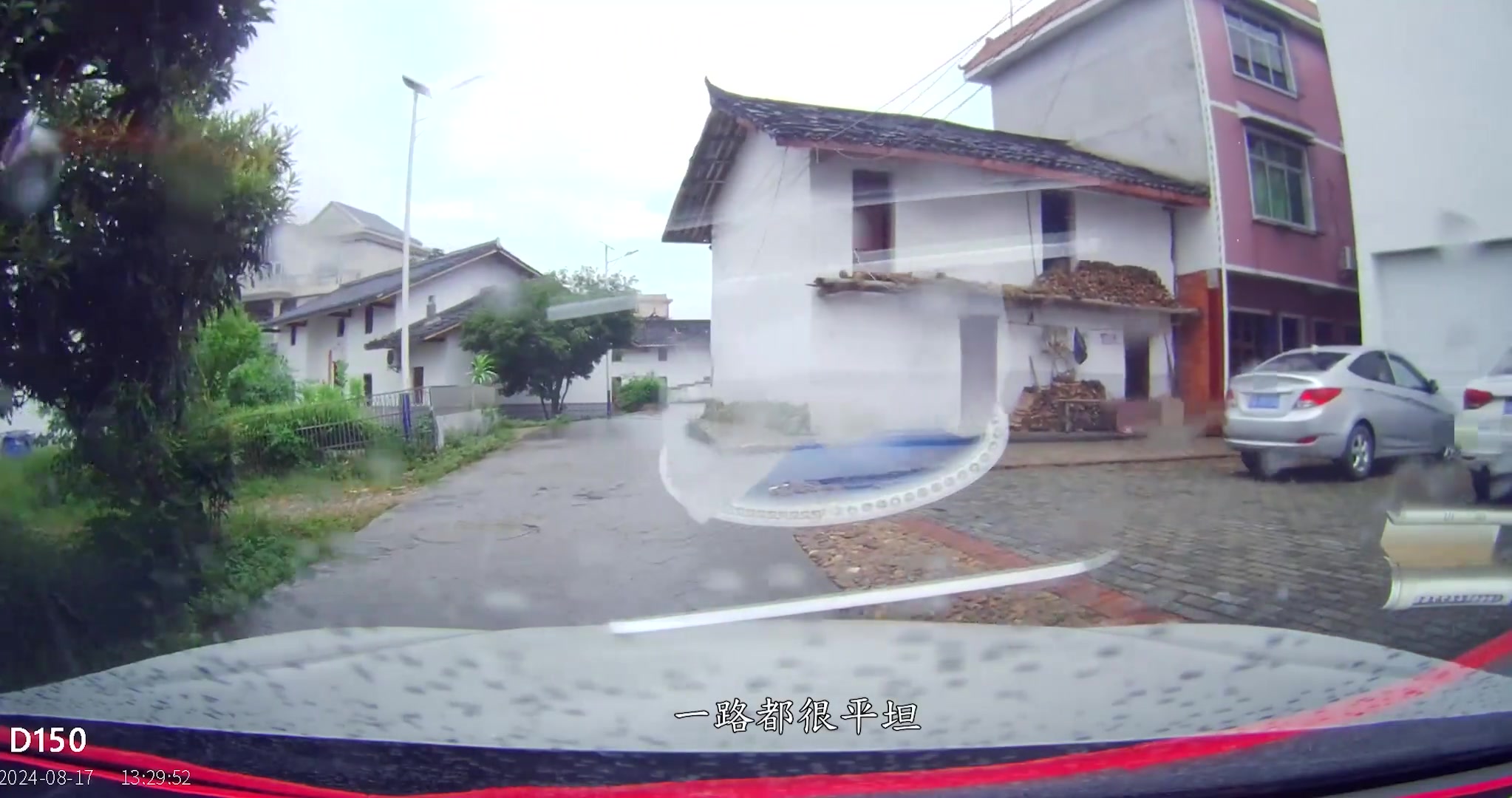 错把油门当刹车，把民房撞出一个大洞