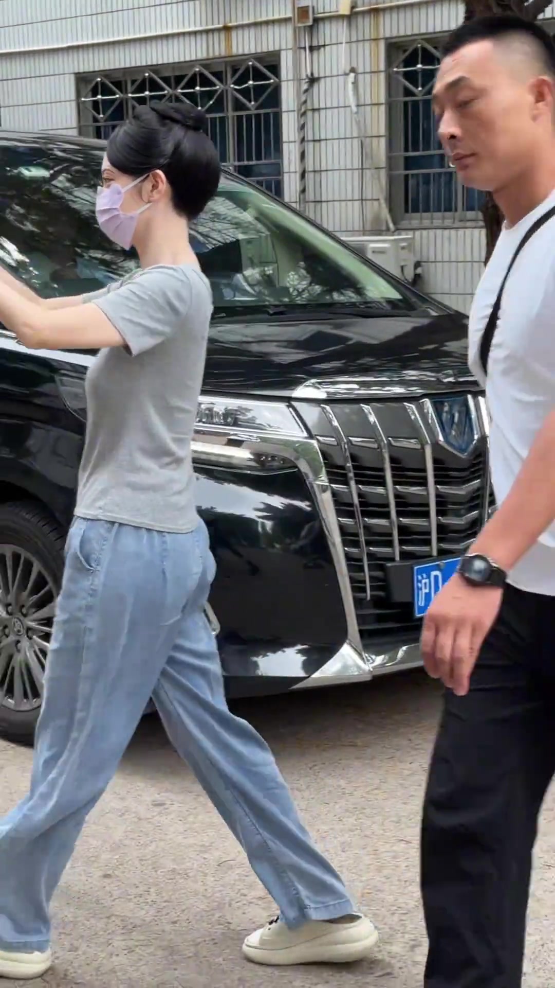 景甜线下拍戏，穿着也太低调了