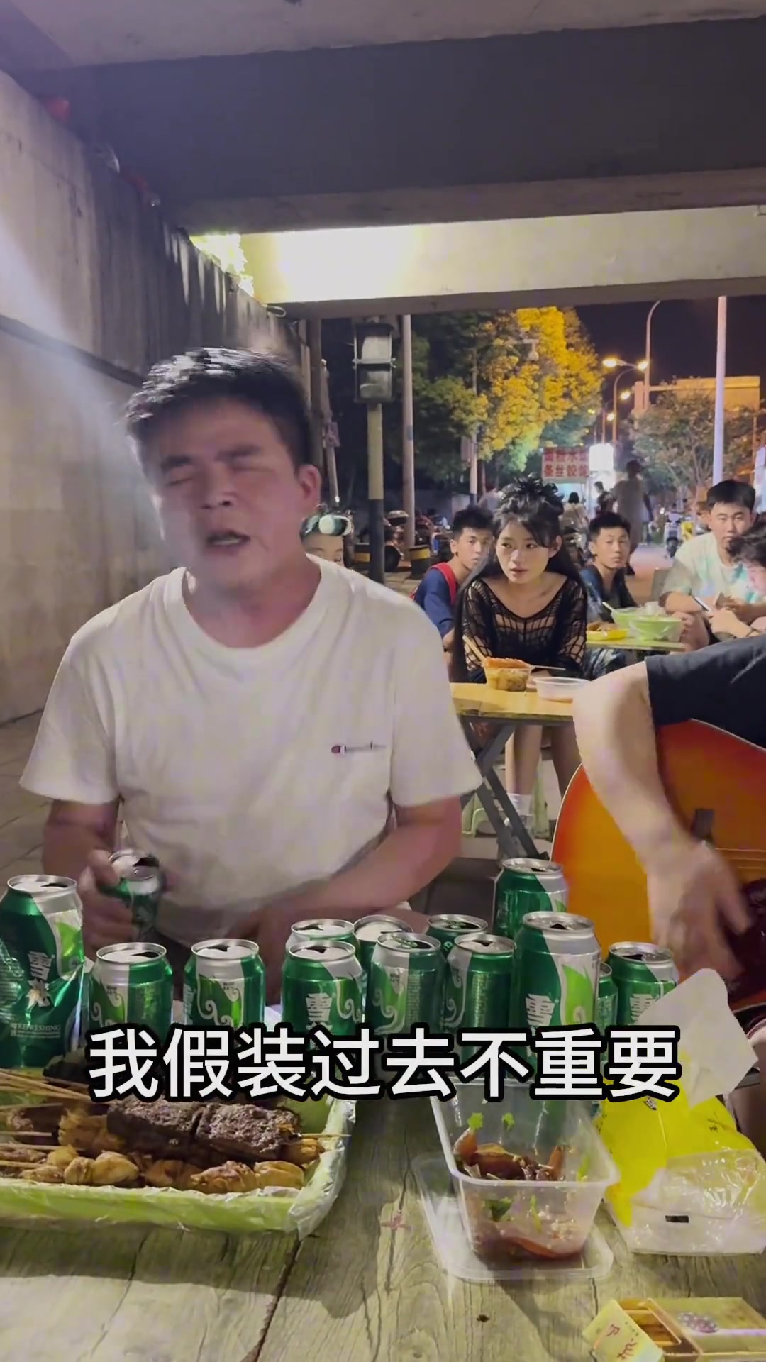 后面的女生好像听着很有感触啊，莫非是感同身受