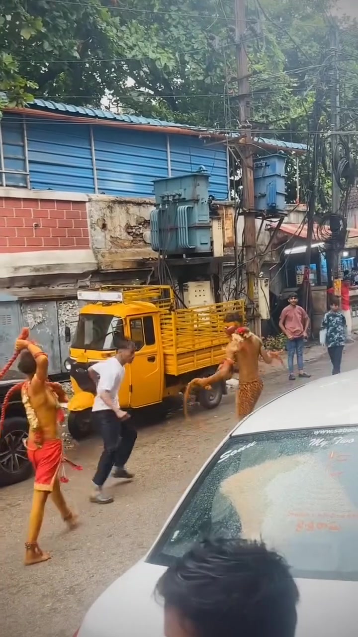 又到了印度的祈福环节，不挨几鞭子还真说不过去