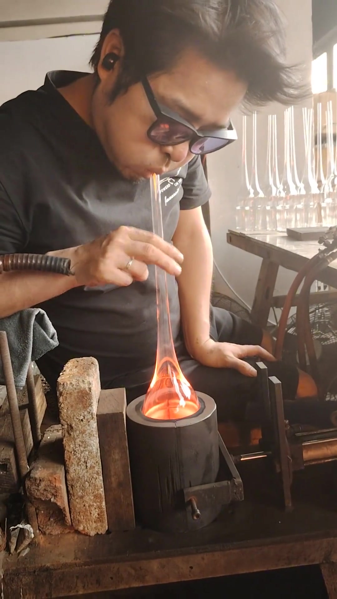 知道玻璃杯是怎么做的吗听我给你吹！哆啦A梦吃惊