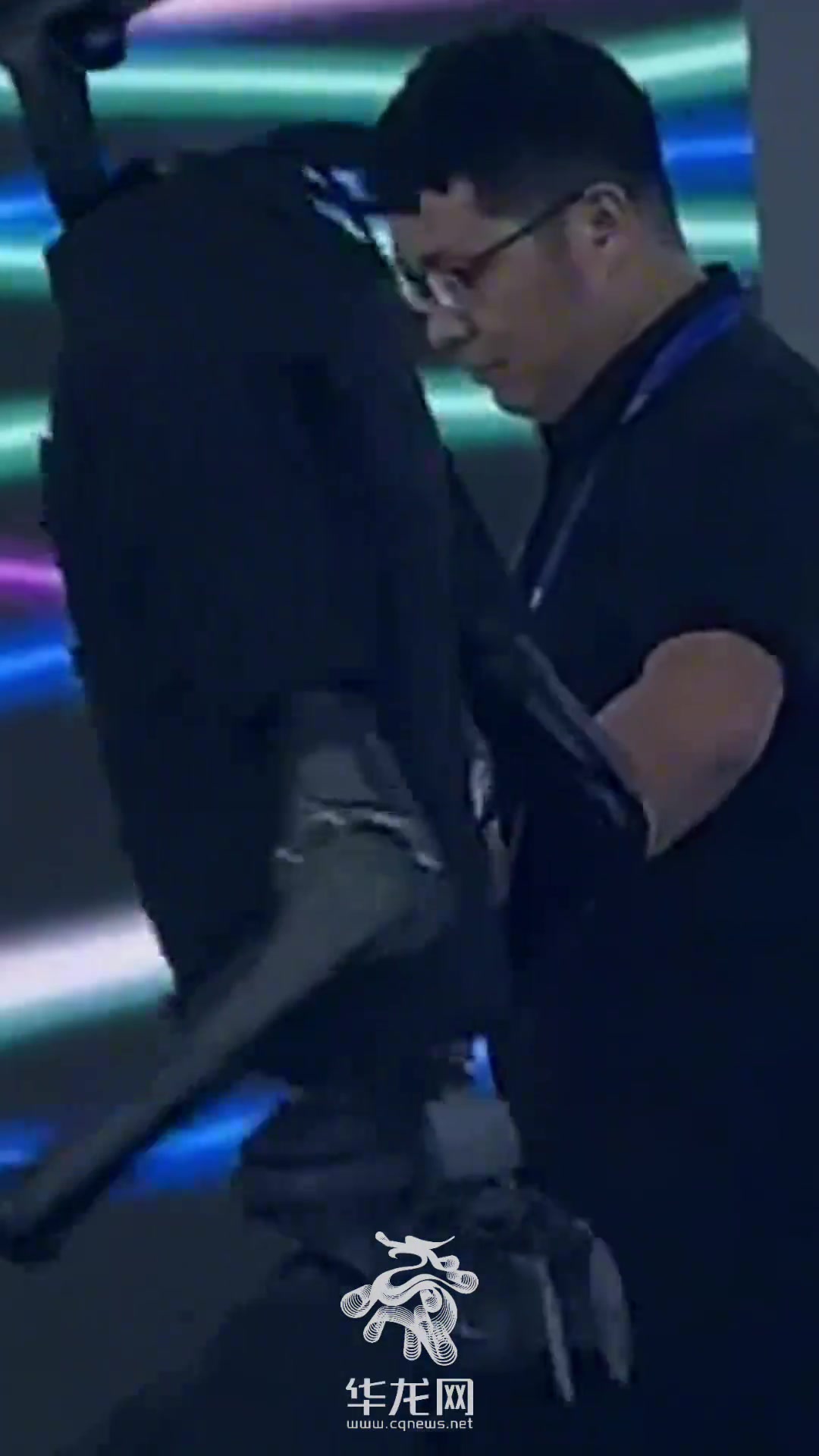 机器人：人类快扶住我！！